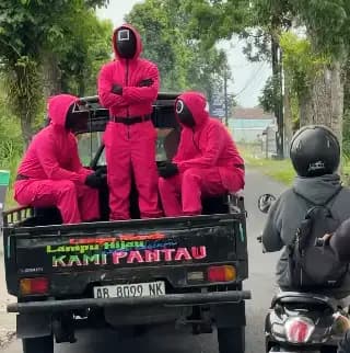 Pink Guards “Squid Game” Muncul Dekat Landmark di Berbagai Daerah di Indonesia