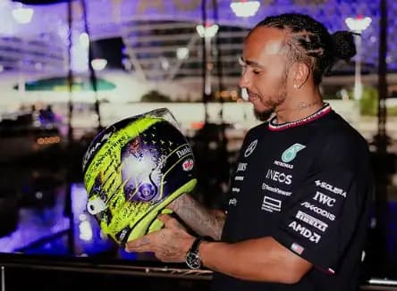 Lewis Hamilton Akhiri Perjalanannya Bersama Mercedes dengan Perpisahan Emosional