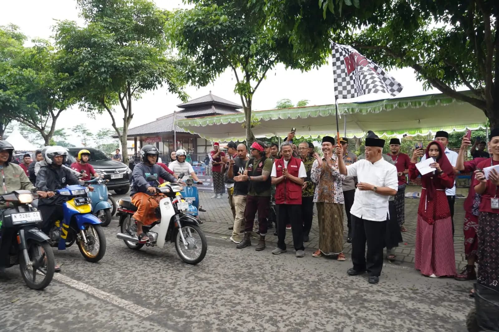 Ngabuburide, Bupati Sanusi Berangkatkan Touring Rider Bersarung di Rest Area Lumba-Lumba Talok, Turen