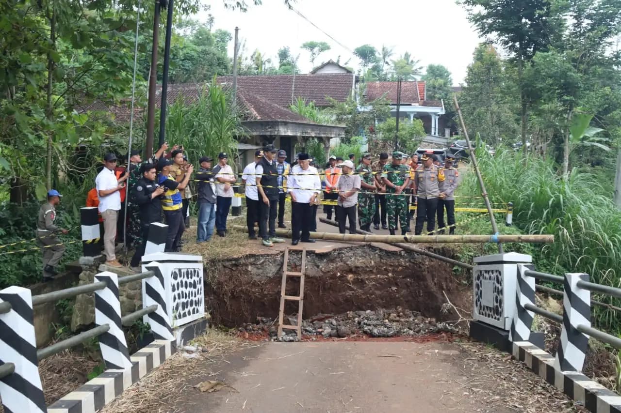 Tinjau Ambrolnya Jembatan Sumberoto Akibat Banjir, Bupati Malang : Segera Kita Bangun