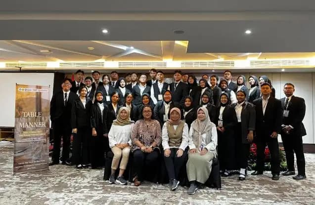 Elegan dan Berkelas, Mahasiswa Bispro UPN Veteran Jatim Ikuti Pelatihan Table Manner di Hotel Berbintang