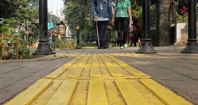 Pramono Soroti Trotoar Jakarta Tak Ramah Disabilitas: Butuh Pembenahan Serius