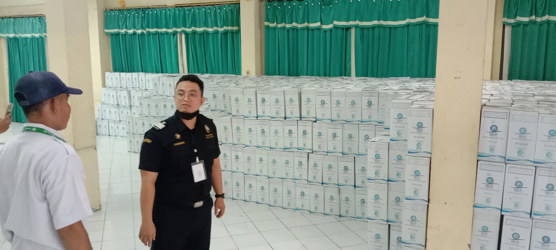 3.000 Kardus Air Zamzam Tiba Bertahap di Embarkasi Surabaya, Dibagikan Saat Jemaah Pulang