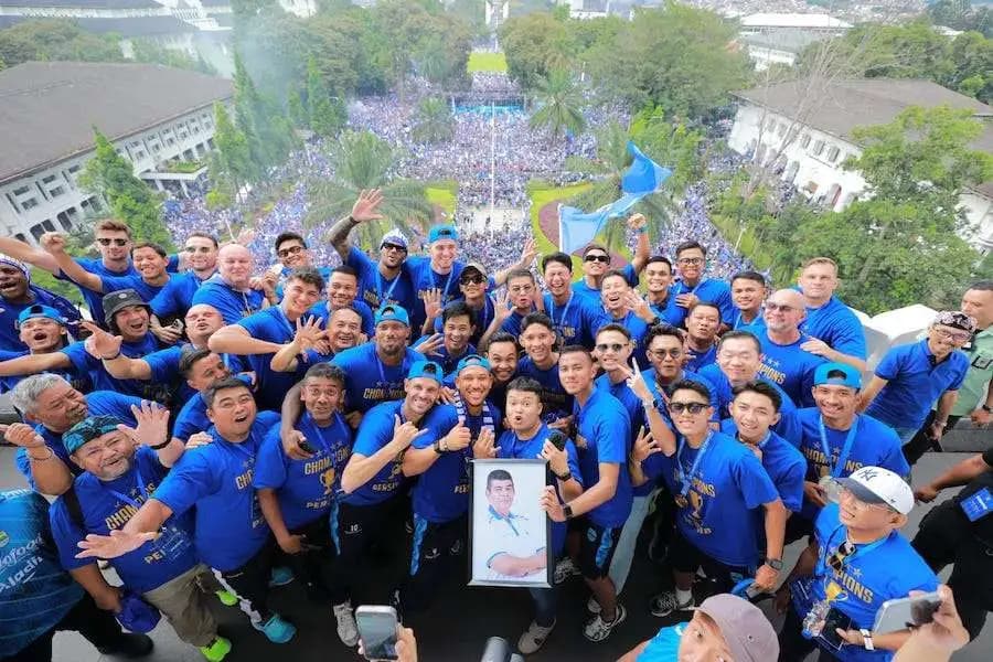 Gubernur Dedi Mulyadi Beri Bonus Rp2 Miliar untuk Persib, Disambut Histeria Bobotoh