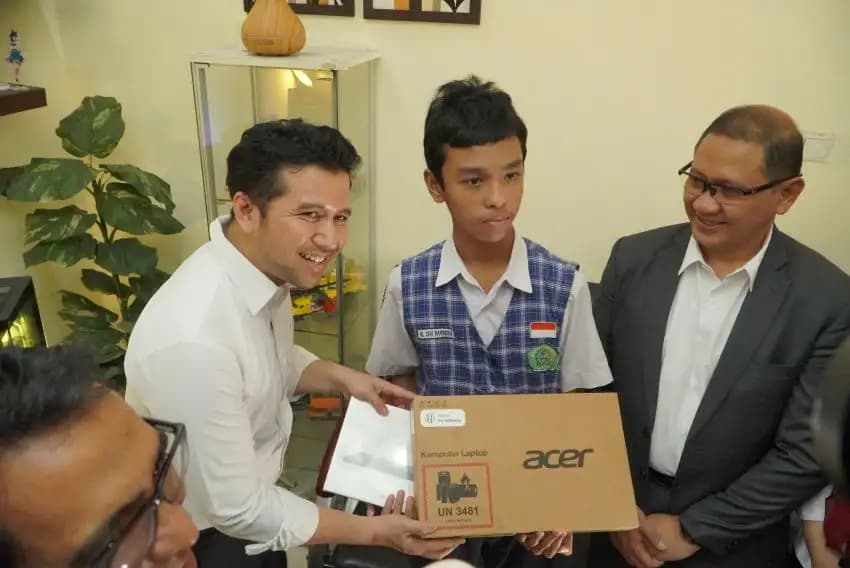 Animator  Game Roblox Asal Blitar Dapat Hadiah dari Plt Gubernur Jatim 
