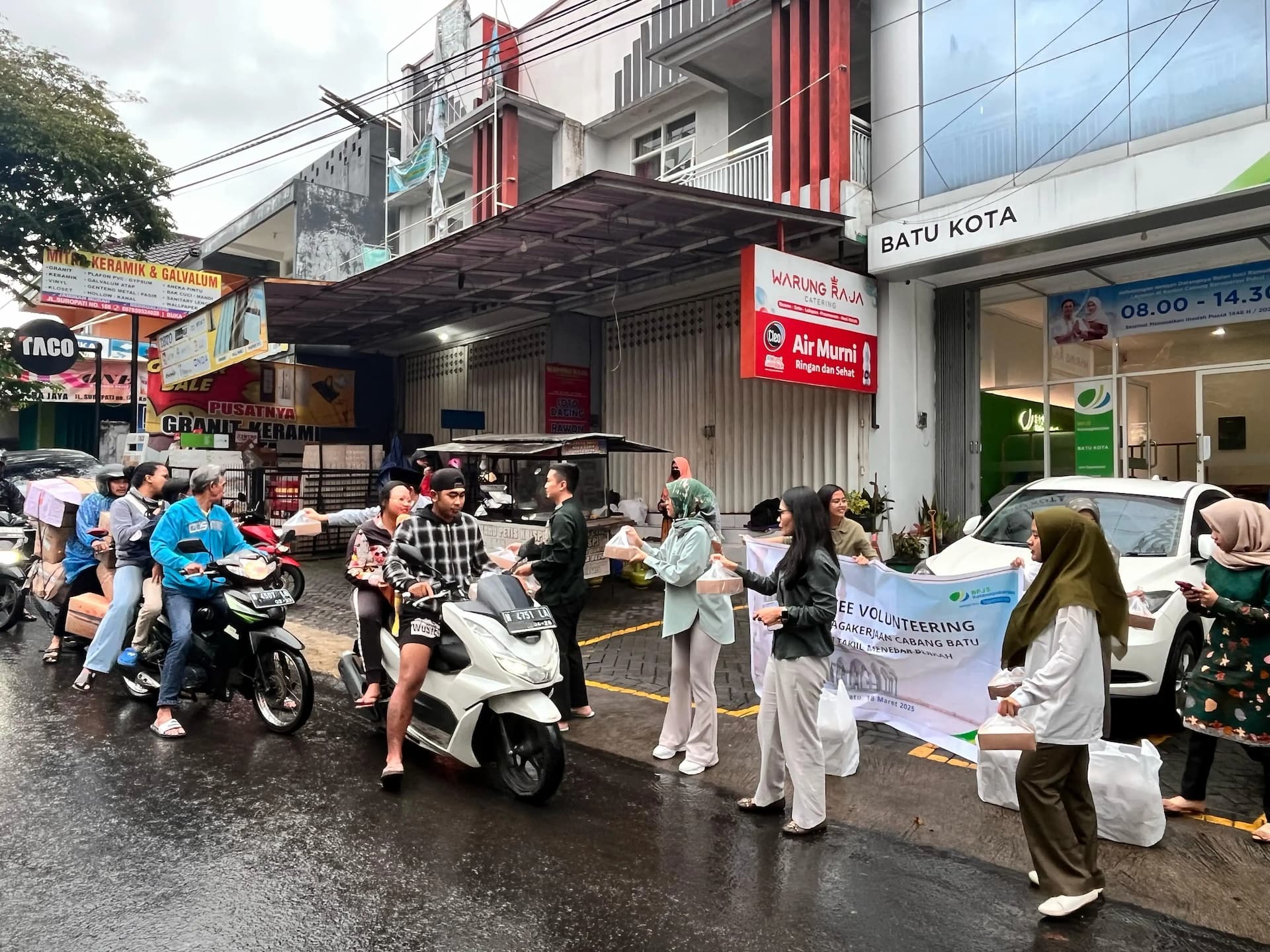 Bagi Takjil Employee Volunteering ala BPJamsostek Cabang Batu Kota