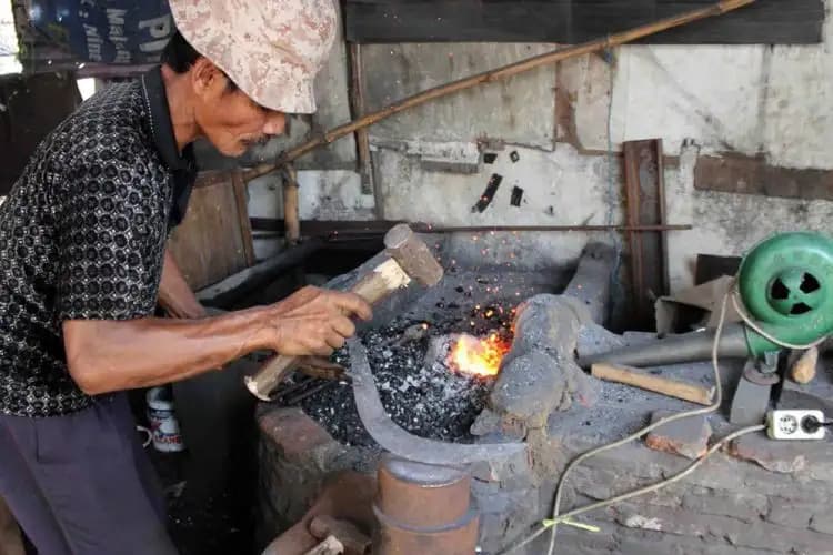 Pandai Besi di Malang Kebanjiran Pesanan Pisau Sembelih Jelang Idul Adha 2025  