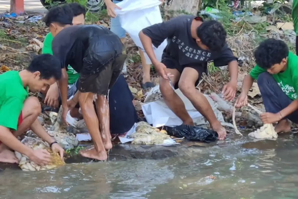 Pemkot Surabaya Patroli Sungai Cegah Pembuangan Isi Perut Sapi Jelang Idul Adha  