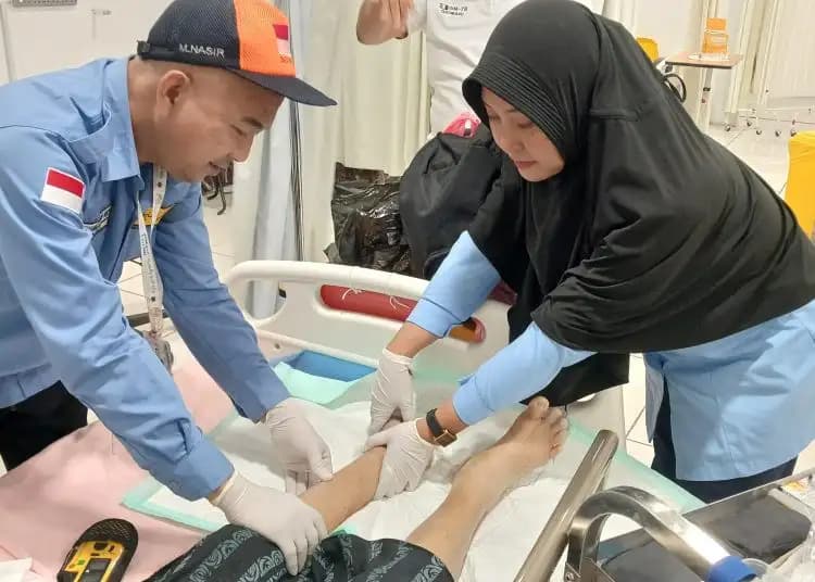 Petugas Kesehatan Haji Tangani Cepat Luka Kaki Jemaah di Mina