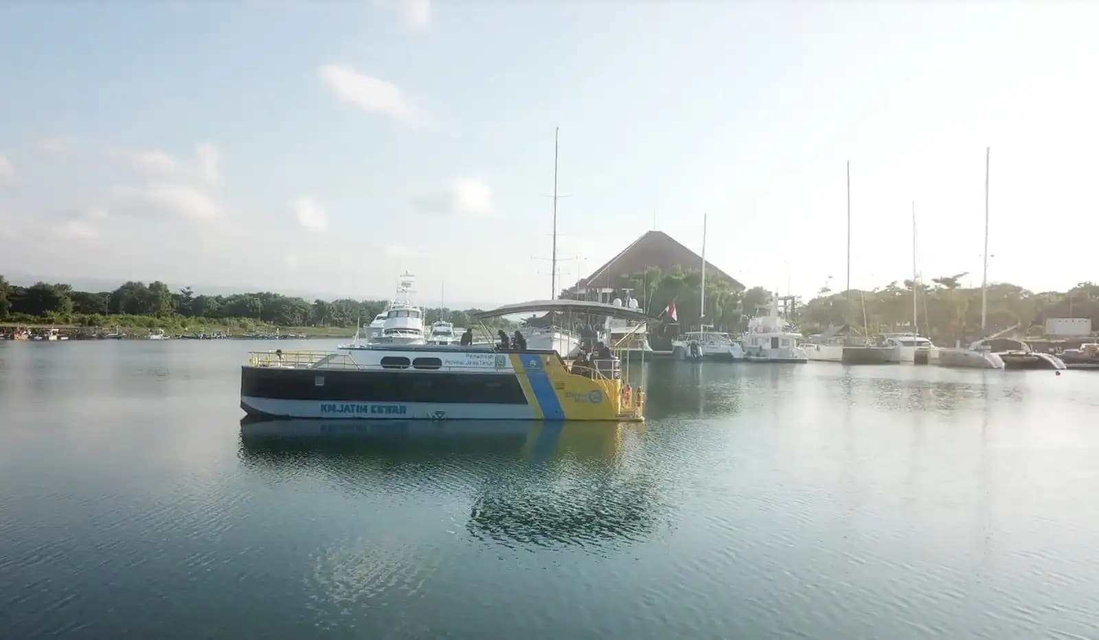 Hanya Rp 79 Ribu, Wisatawan Bisa Nikmati Kapal Listrik Mewah di Pantai Banyuwangi