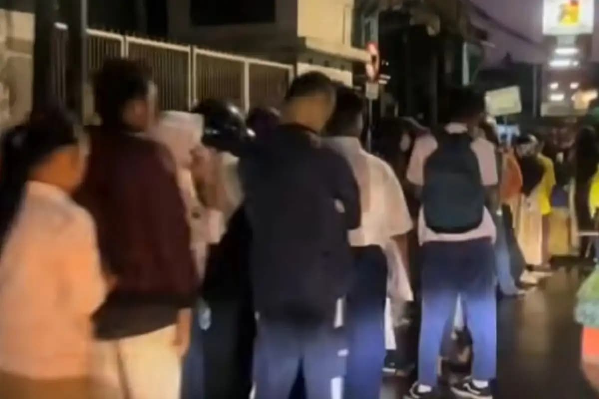 Wali Murid Antre Sejak Subuh Demi Ambil PIN SPMB SMA di Surabaya  