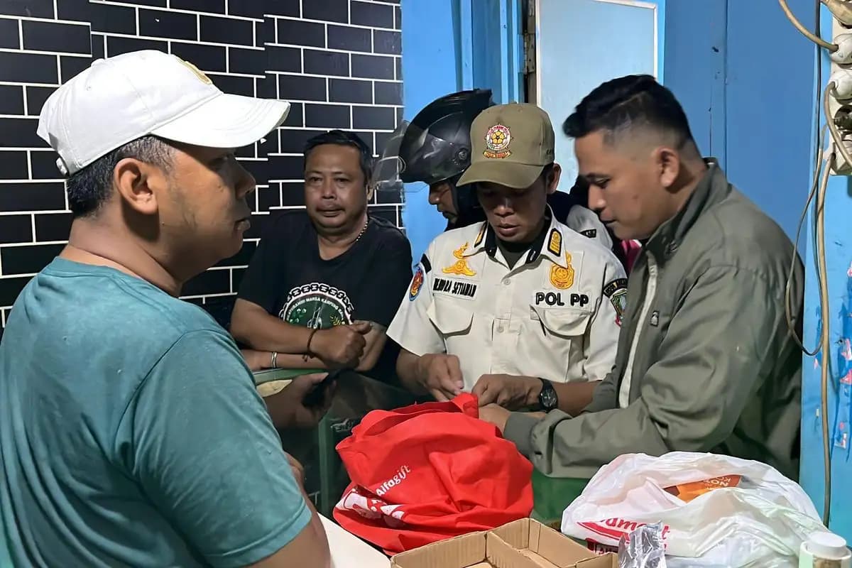 Satpol PP dan Warga Gerebek Toko Obat Keras Ilegal di Bekasi, Penjual Kabur Tinggalkan Bukti  