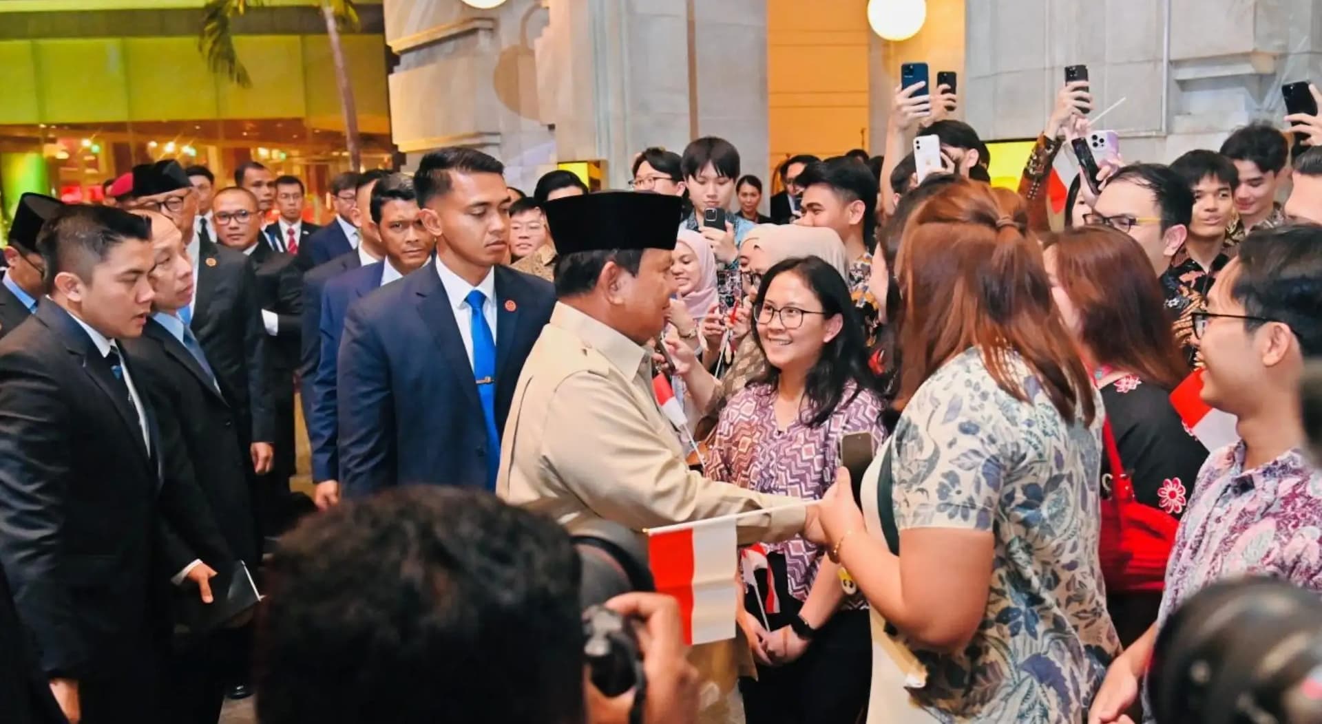Warga dan Pelajar Indonesia di Singapura Sambut Hangat Presiden Prabowo
