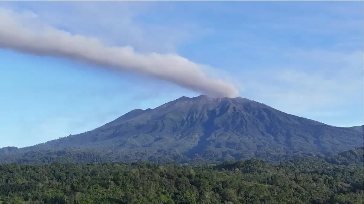 Gunung Raung Erupsi, Bupati Ipuk Minta Warga Banyuwangi Tetap Tenang