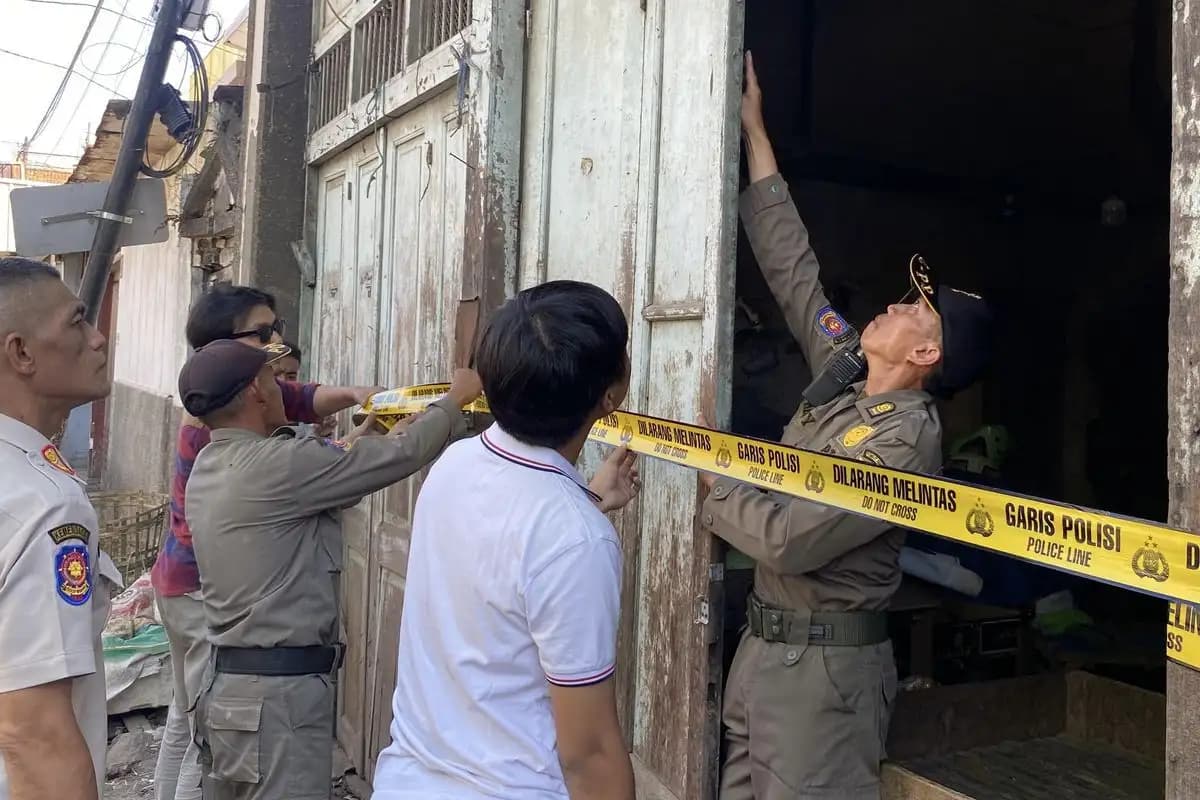 Polisi Segel 3 Kios di Surabaya yang Diduduki Ormas dan Disewakan Ilegal  