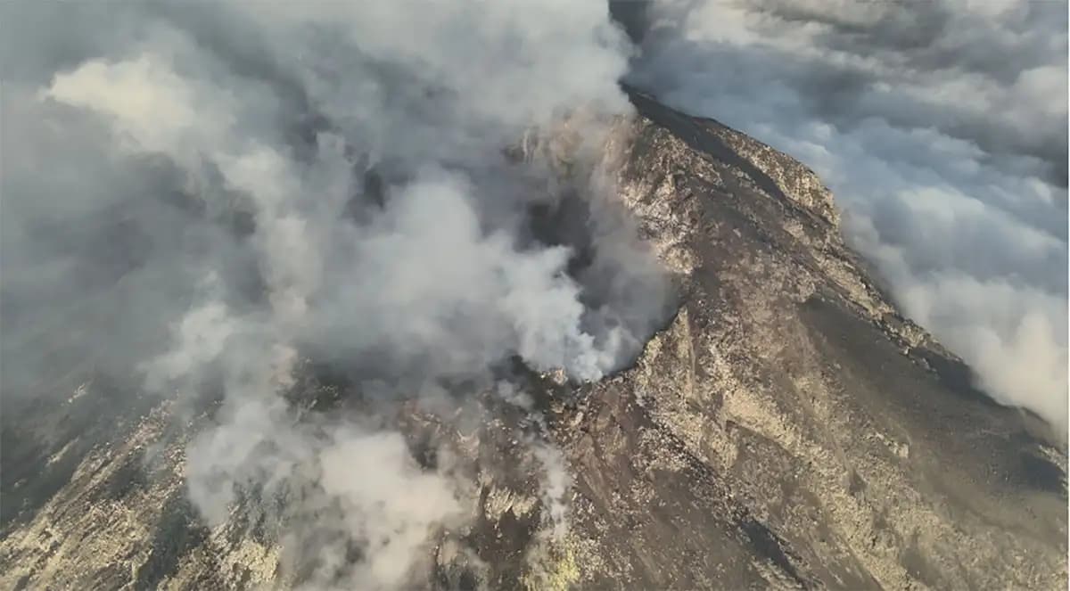 Gunung Lewotobi Laki-Laki Meletus, Tim Tanggap Darurat Diterjunkan ke Flores Timur