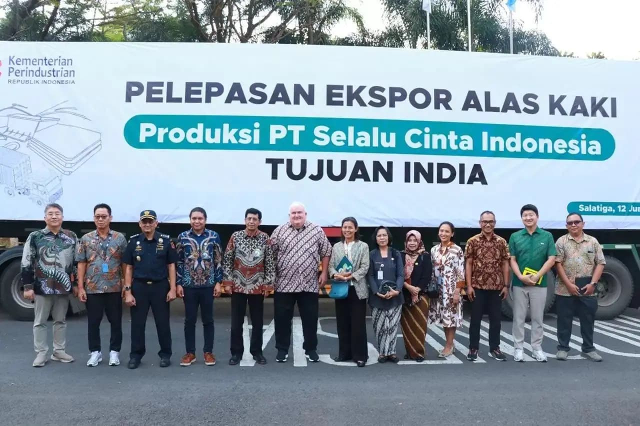 PT Selalu Cinta Indonesia Ekspor Perdana Alas Kaki ke India