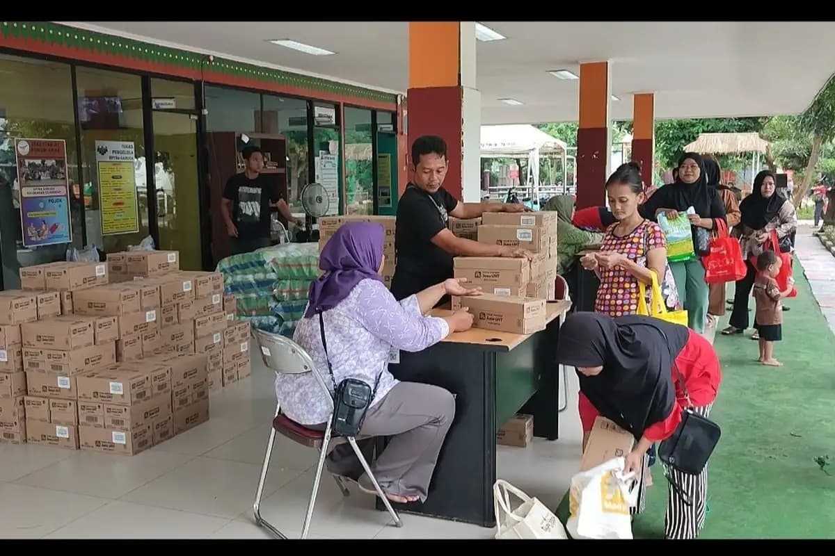Warga Jakarta Timur Kesulitan Dapat Nomor Antrean untuk Bantuan Sembako Bersubsidi  