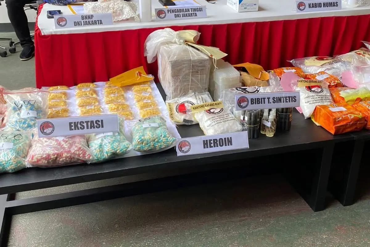 Polisi Ungkap Modus Baru Pengedar Narkoba: Ekstasi Disamarkan Sebagai Kapsul Obat  