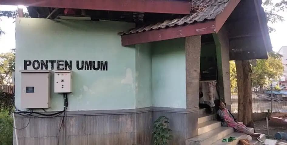 Toilet Umum di Taman Surabaya Diduga Beralih Fungsi Jadi Tempat Tinggal