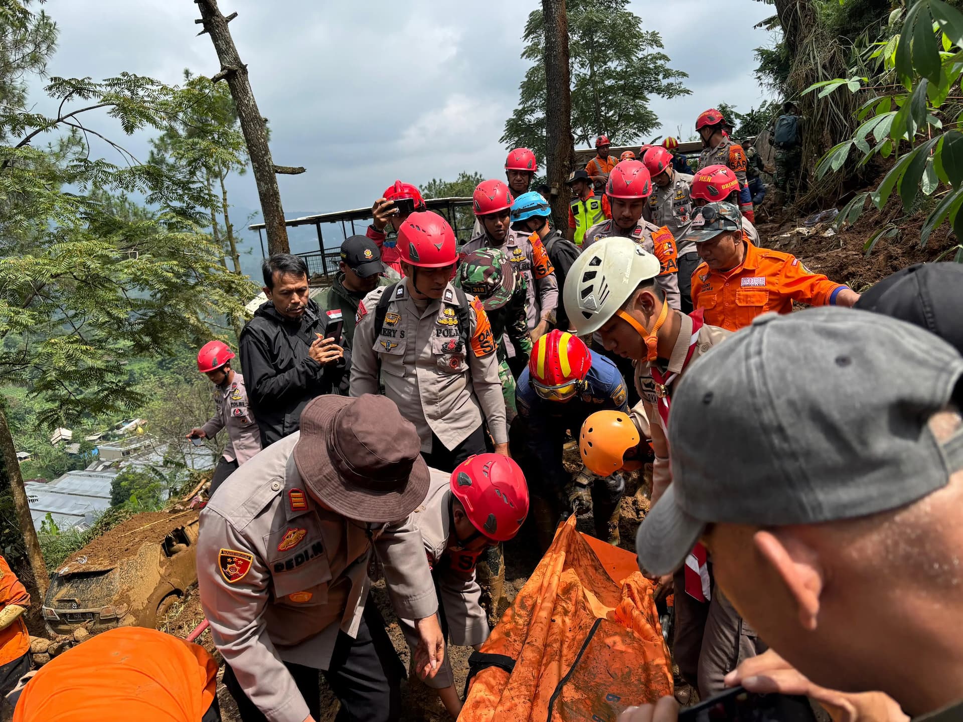 SAR Brimob Diterjunkan, Satu Korban Longsor di Cisarua Ditemukan Meninggal