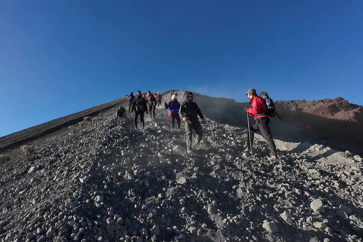 Jalur Pendakian Gunung Rinjani Ditutup Mulai 16 Juli 2025  