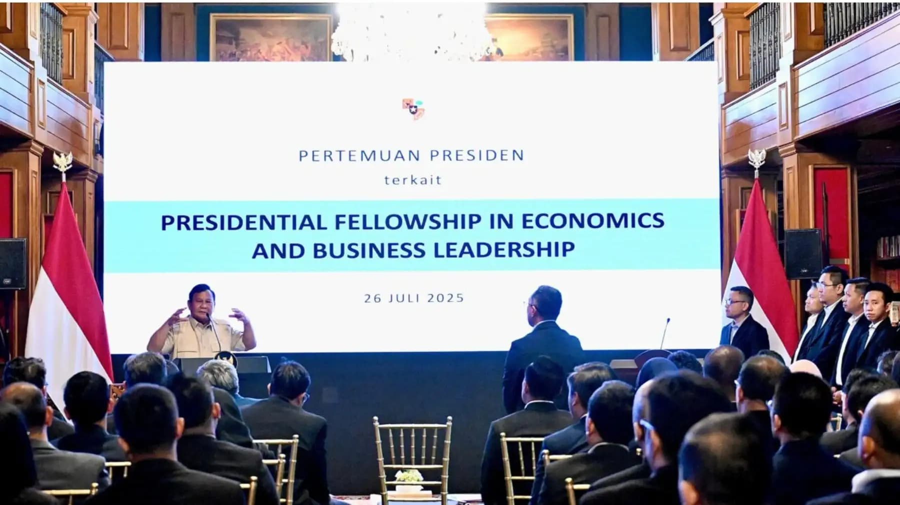 Presiden Prabowo Gelar Pertemuan dengan 82 Profesional Muda di Hambalang