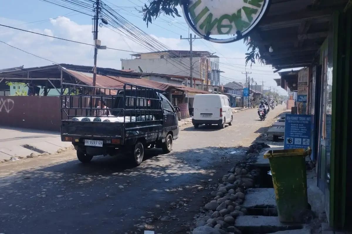 Warga Sunggal Kanan Swadaya Perbaiki Jalan Rusak, Kepala Dusun: Sudah Jadi Prioritas Pembangunan  