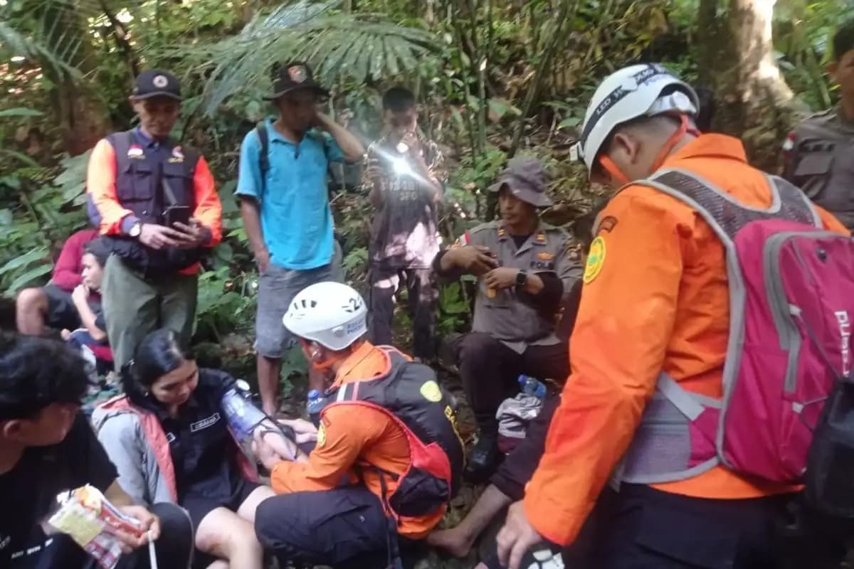 Pendaki Tewas Tersambar Petir di Gunung Bawang Kalbar, Tiga Rekan Tersesat Saat Cari Bantuan  