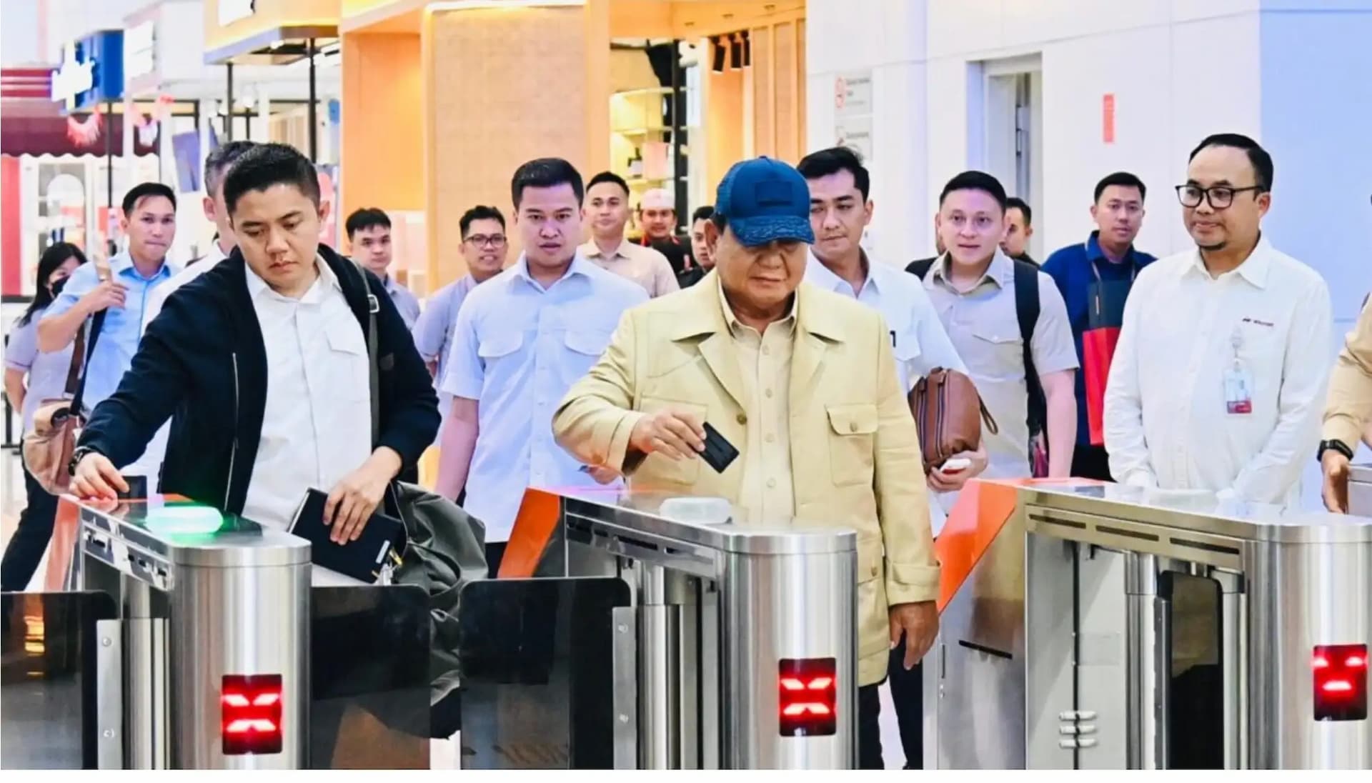 Presiden Prabowo Naik Kereta Cepat Whoosh ke Bandung, Tunjukkan Dukungan pada Transportasi Publik