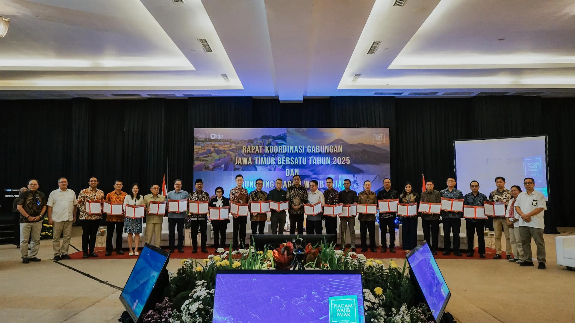 Direktur Jenderal Pajak Serahkan Piagam Wajib Pajak kepada 20 Wajib Pajak di Jawa Timur