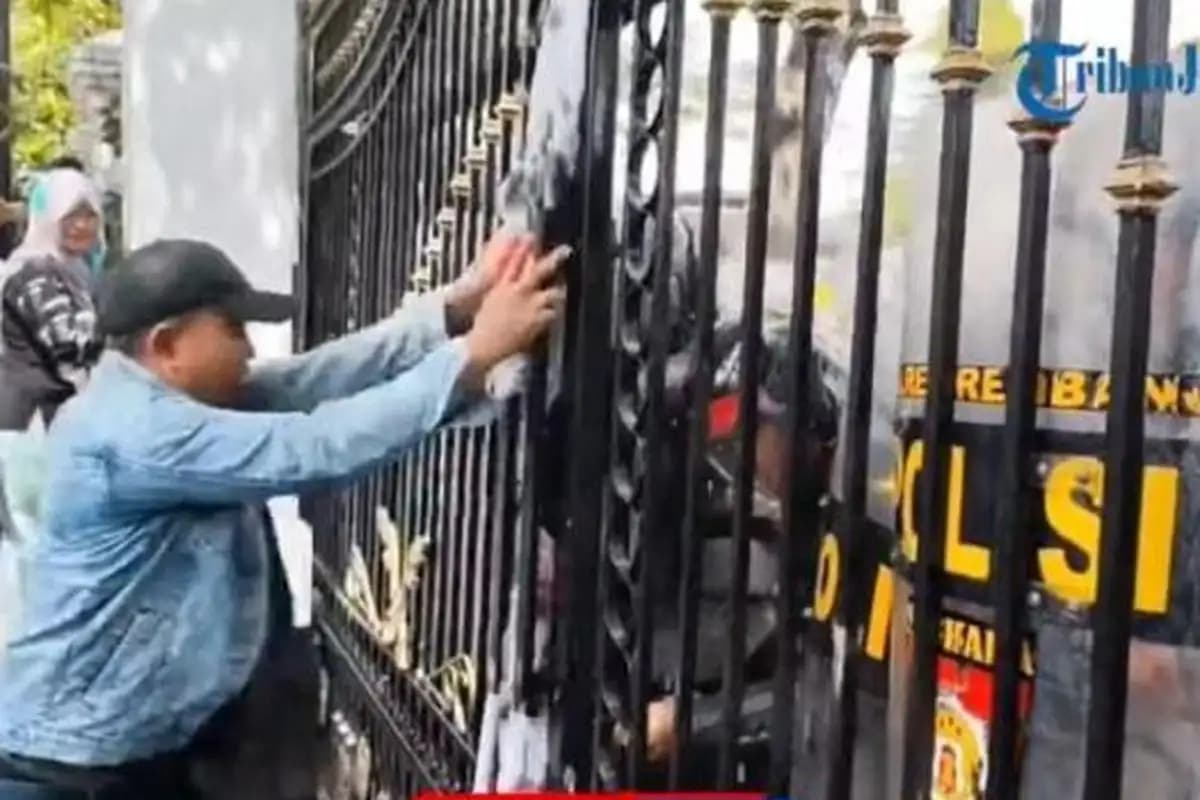Demo Besar di Pati Memanas, Massa Coba Paksa Masuk Kantor Bupati Tuntut Pengunduran Diri  