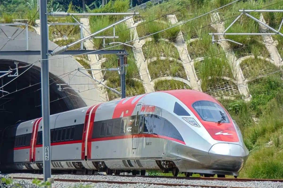 Konsorsium BUMN Rugi Rp1,62 Triliun Akibat Kereta Cepat Whoosh di Semester I 2025  
