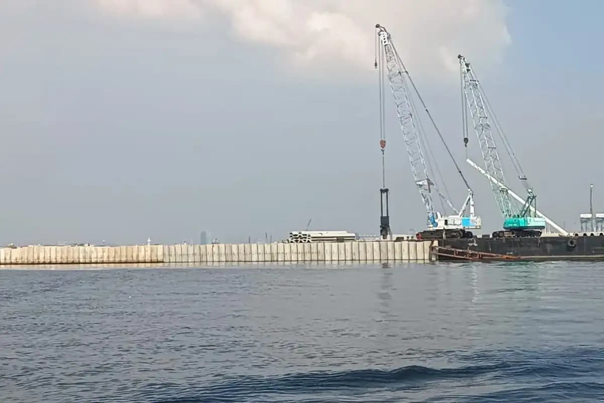 Pagar Beton Bongkar Muat Batu Bara di Cilincing Ancam Penghidupan Nelayan Lokal