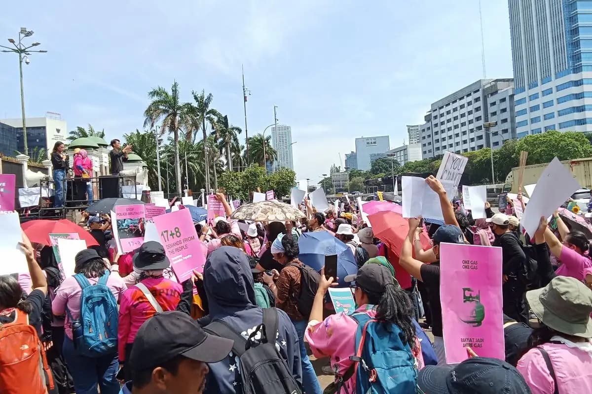 Aliansi Perempuan Indonesia Gelar Aksi Damai di DPR dengan Atribut Pink, Tuntut Hentikan Kekerasan Negara  