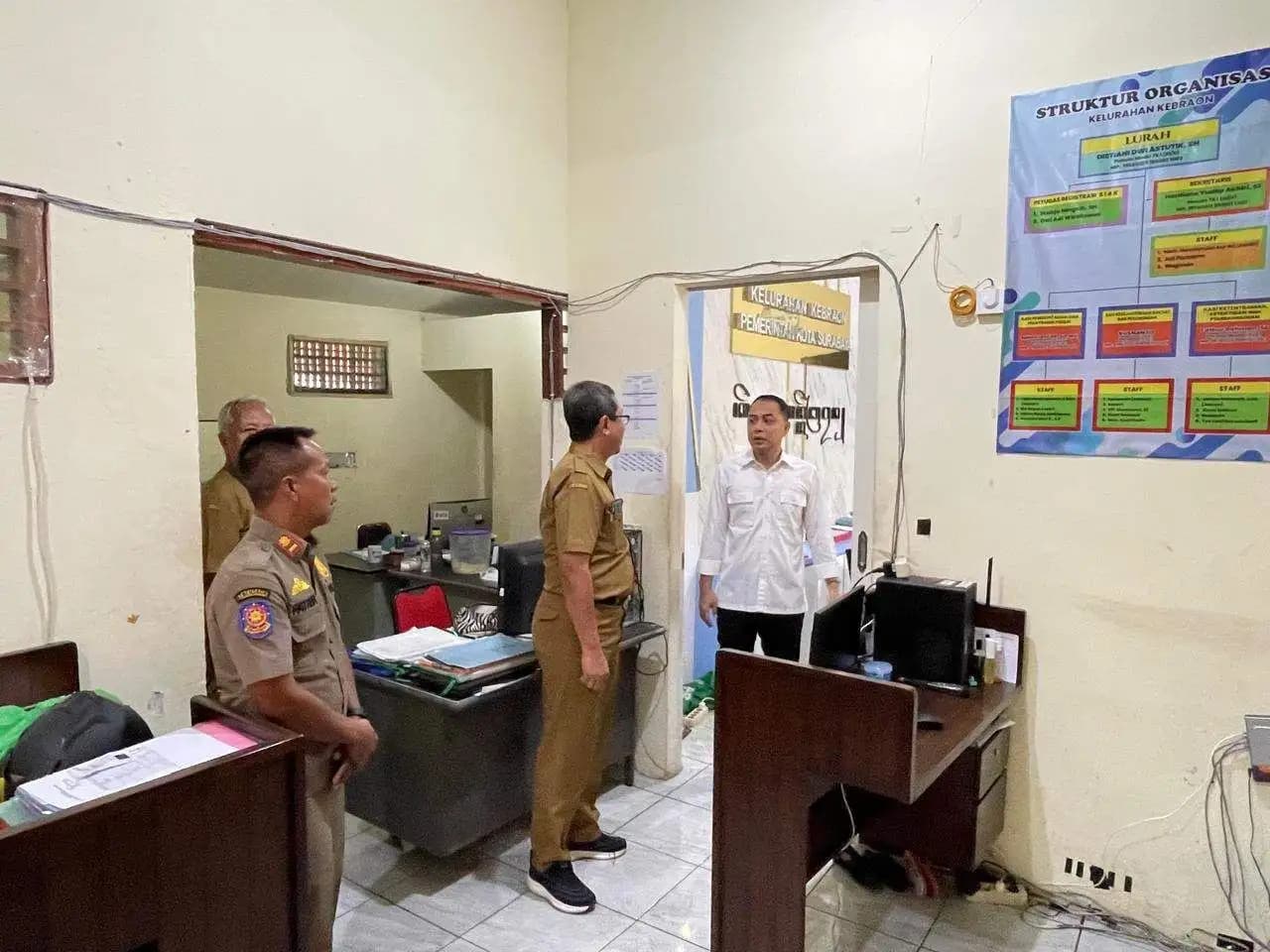 Wali Kota Surabaya Sidak Kelurahan Kebraon, Temukan Pungli Adminduk