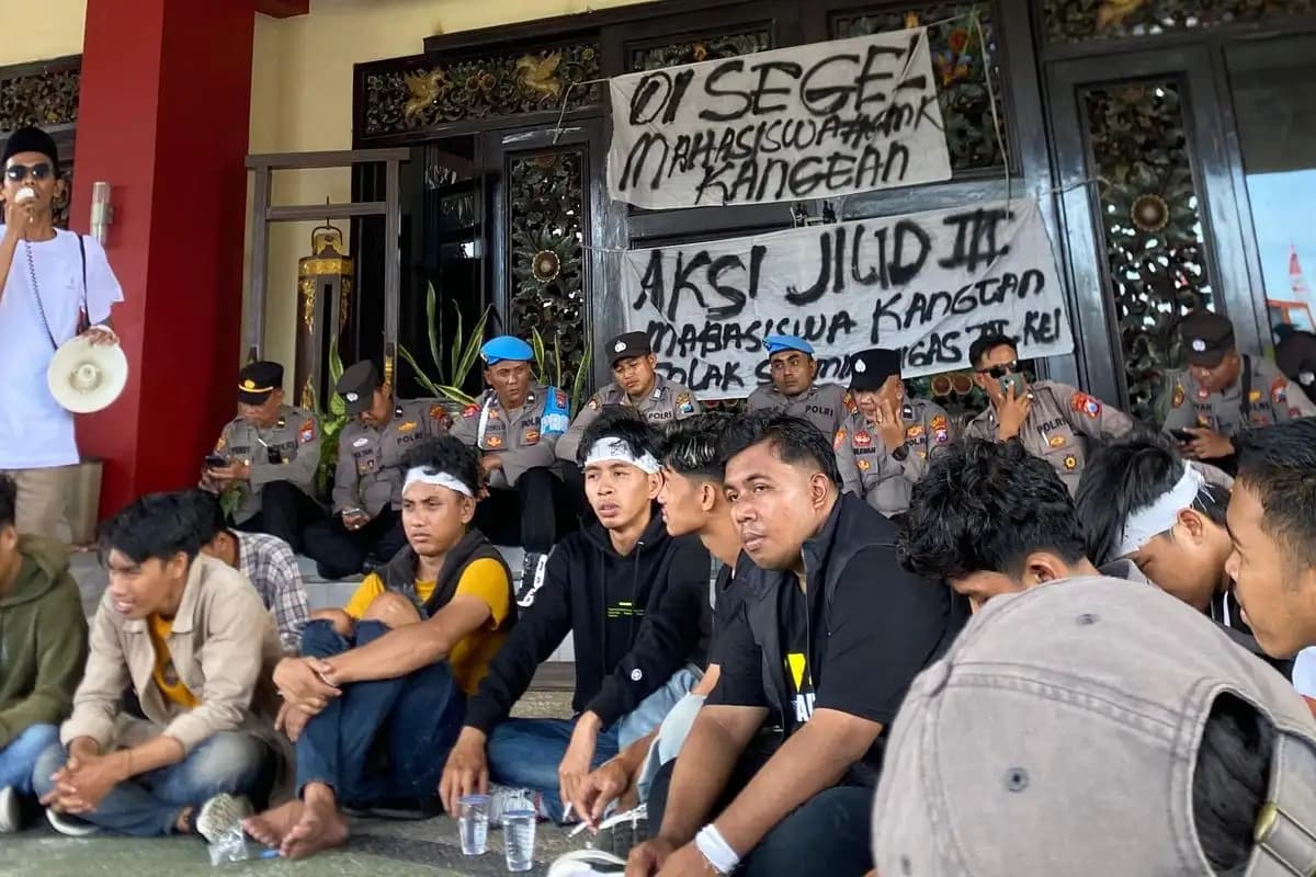 Mahasiswa Segel Kantor Pemkab Sumenep, Tolak Survei Seismik Migas di Kangean