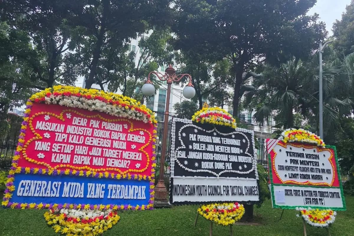 Aliansi Pemuda Kirim Papan Bunga Protes ke Menkeu Usai Pembatalan Kenaikan Cukai Rokok