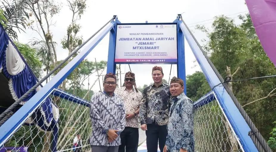 Majelis Taklim XLSMART Resmikan Wakaf JEMARI (Jembatan Amal Jariyah) di Sukabumi
