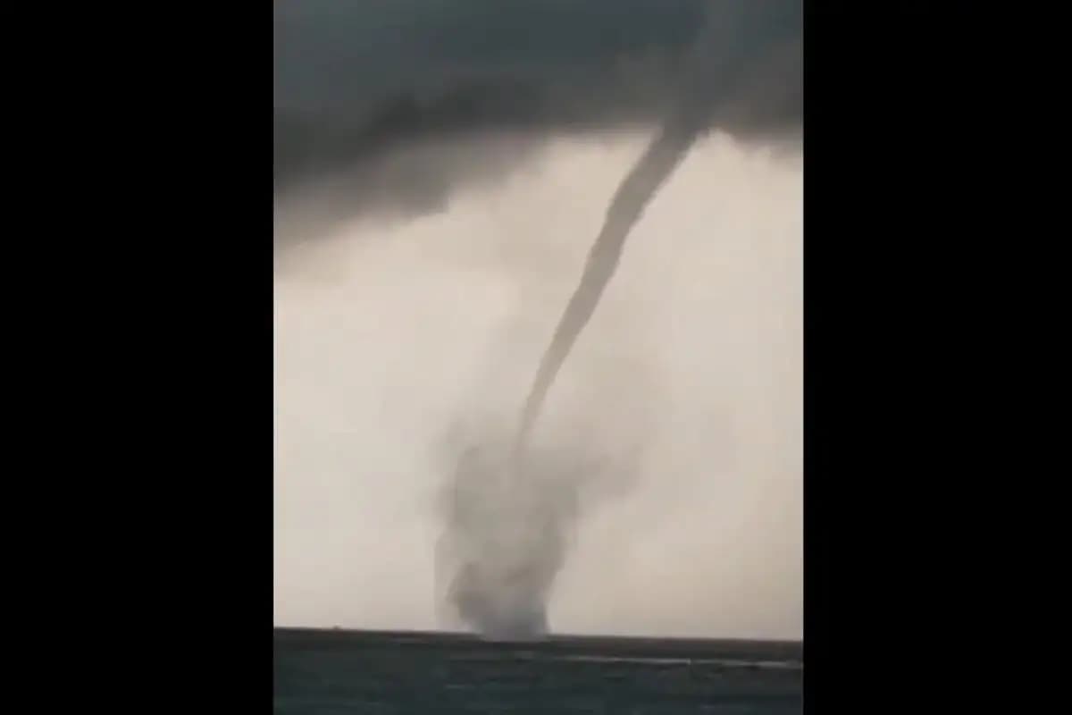 Fenomena Waterspout Muncul di Pantai Lumajang, BPBD Imbau Waspada