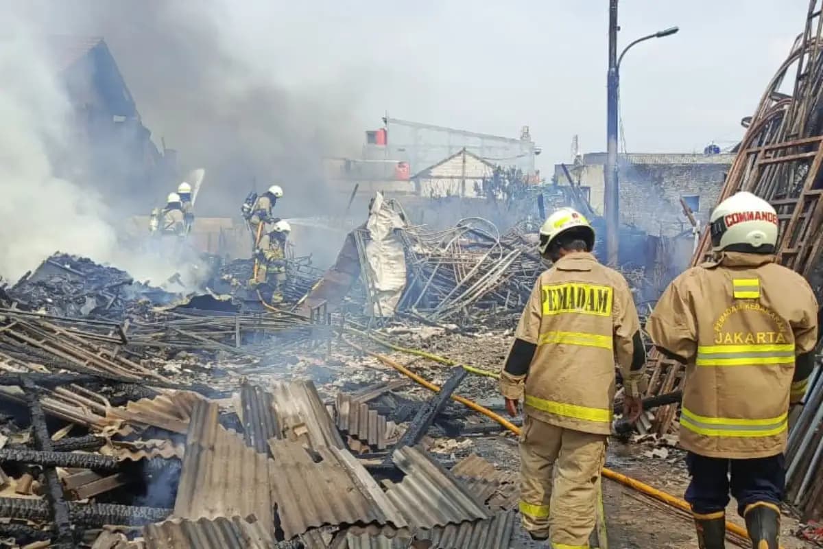 Kebakaran Gudang Dekorasi dan Empat Rumah di Makasar Jakarta Timur Diduga Akibat Korsleting