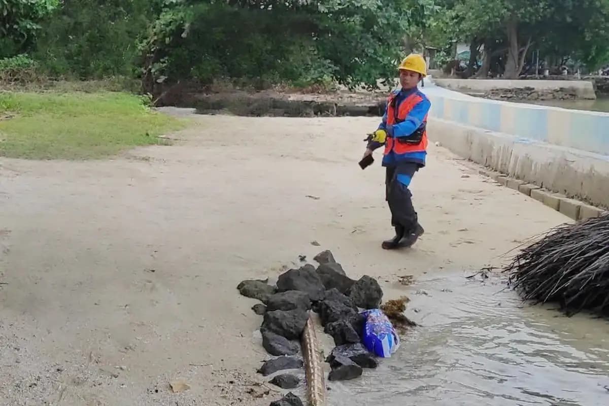 PLN dan Sudin Nakertransgi Kepulauan Seribu Perbaiki Kabel Bawah Laut Sepanjang 3.200 Meter