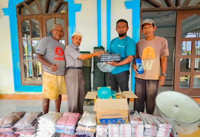 BSI dan BSI Maslahat Menyalurkan Al-Qur’an dan Perlengkapan Salat untuk Masyarakat Terdampak Bencana Banjir Longsor Aceh