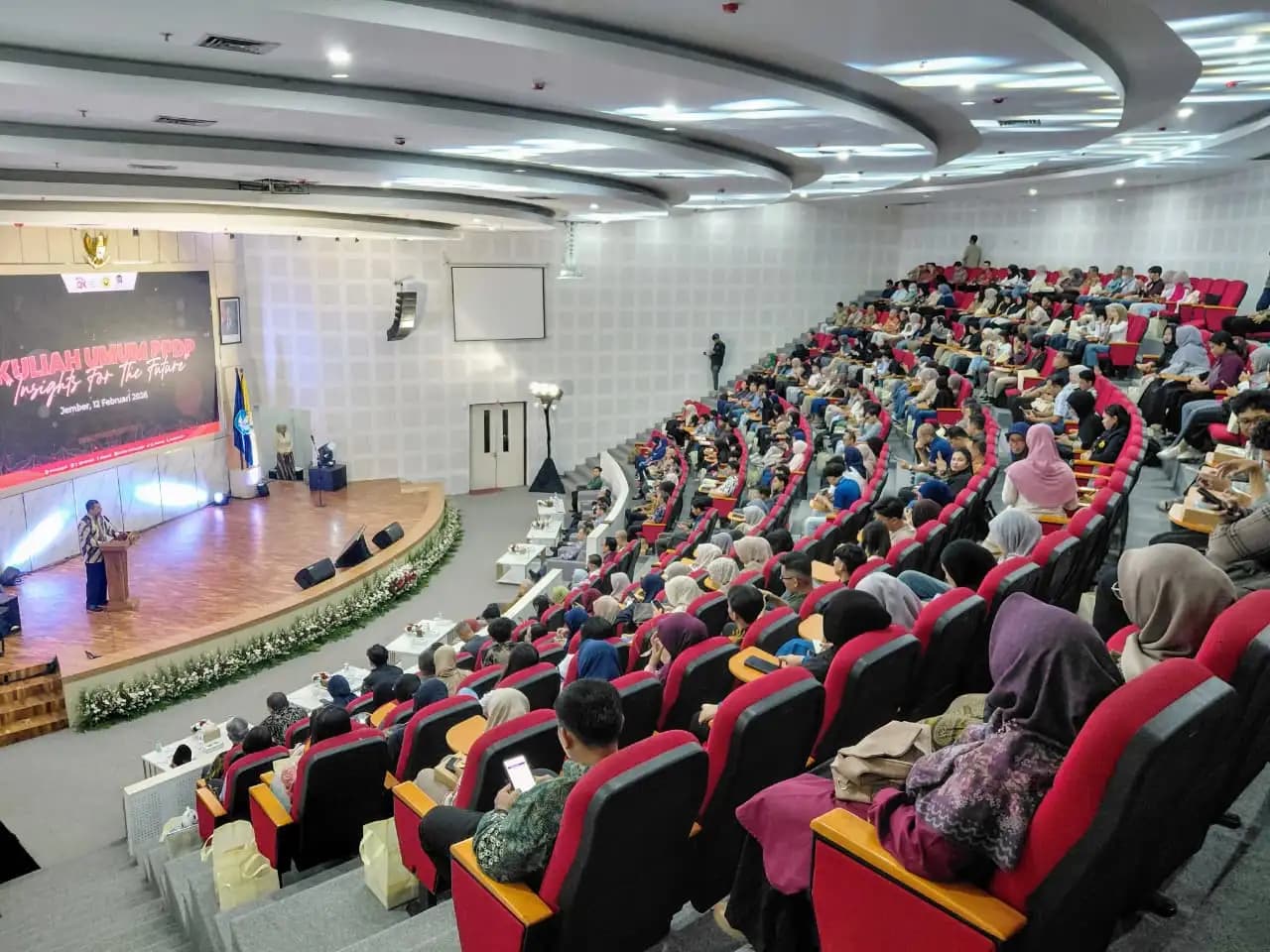 Pentingnya Literasi Asuransi untuk Perlindungan Risiko dan Kesehatan Finansial Bagi Generasi Muda, Kuliah Umum ADK OJK di Universitas Jember