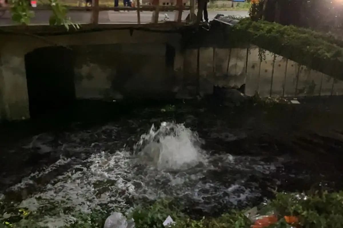 Semburan Air Campur Gas Muncul di Sungai Surabaya, PGN Lakukan Pemeriksaan