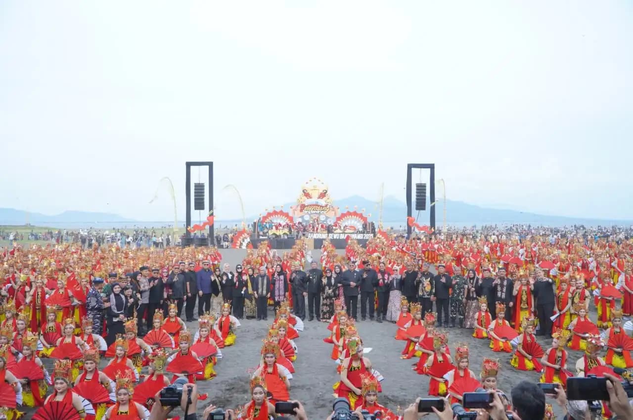 1.300 Penari Semarakkan Festival Gandrung Sewu Banyuwangi 2025