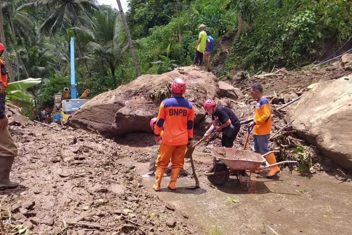 Batu Raksasa 7 Ton Timpa Jalan Desa di Purworejo, Evakuasi Dilakukan Secara Manual
