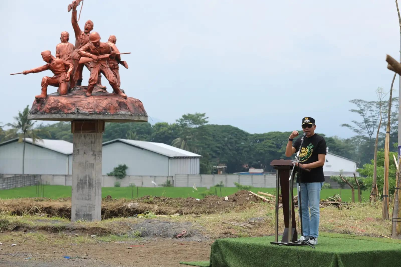 Peringati Hari Pahlawan, Walikota Wahyu Turun dalam Aksi Tanam 1000 Pohon Durian