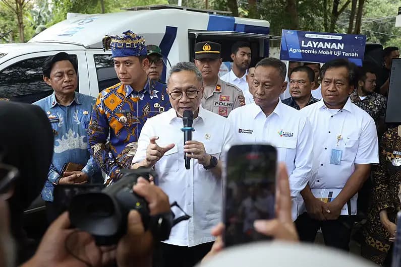 Harga Pupuk Bersubsidi Turun 20 Persen, Menko Zulhas Pastikan Kios di Lampung Terapkan HET Baru