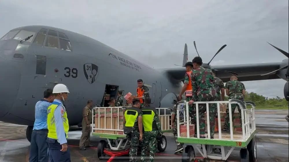 Bantuan Darurat Presiden Tiba di Sumbar, Hercules Mendarat di BIM Bawa Logistik Bencana